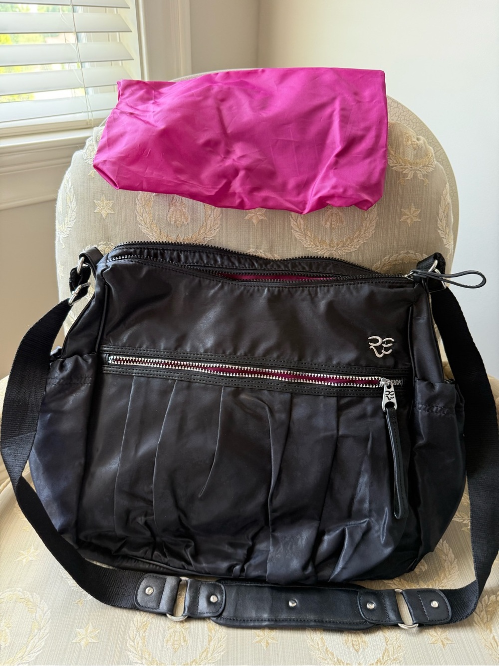 Rare Earth by Stone Mountain Everyday Black Crossbody Travel Bag with Pink Liner - Picture 1 of 7